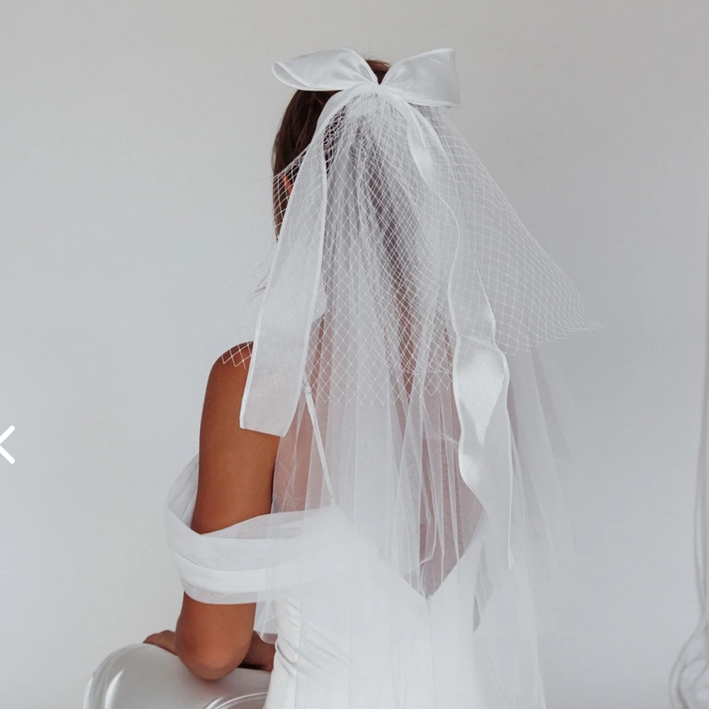 EVELYN BOW & FISHNET BRIDAL VEIL WHITE